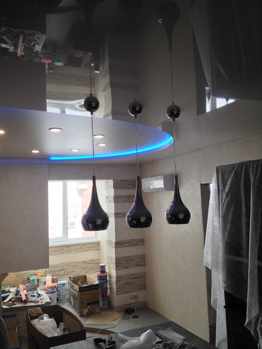 Гостиная-кухня с двухуровневым натяжным потолком с козырьком для подсветки.