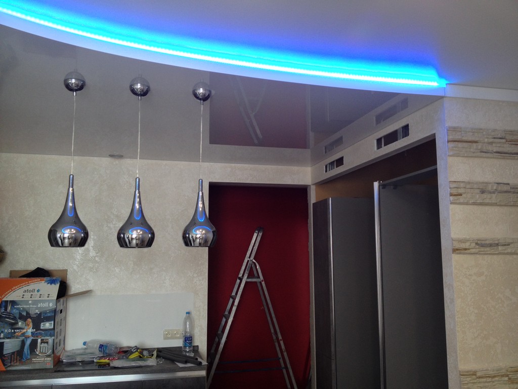 Уровневый натяжной потолок с нишей для светодиодной ленты на кухне.