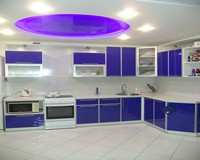 Синий лаковый натяжной потолок в цвет фасадов кухонного гарнитура фото.