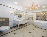 Классический стиль светлой ванной в белых и бежевых тонах.