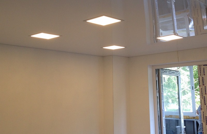 Квадратные светильники встроены без зазора с натяжным потолком.