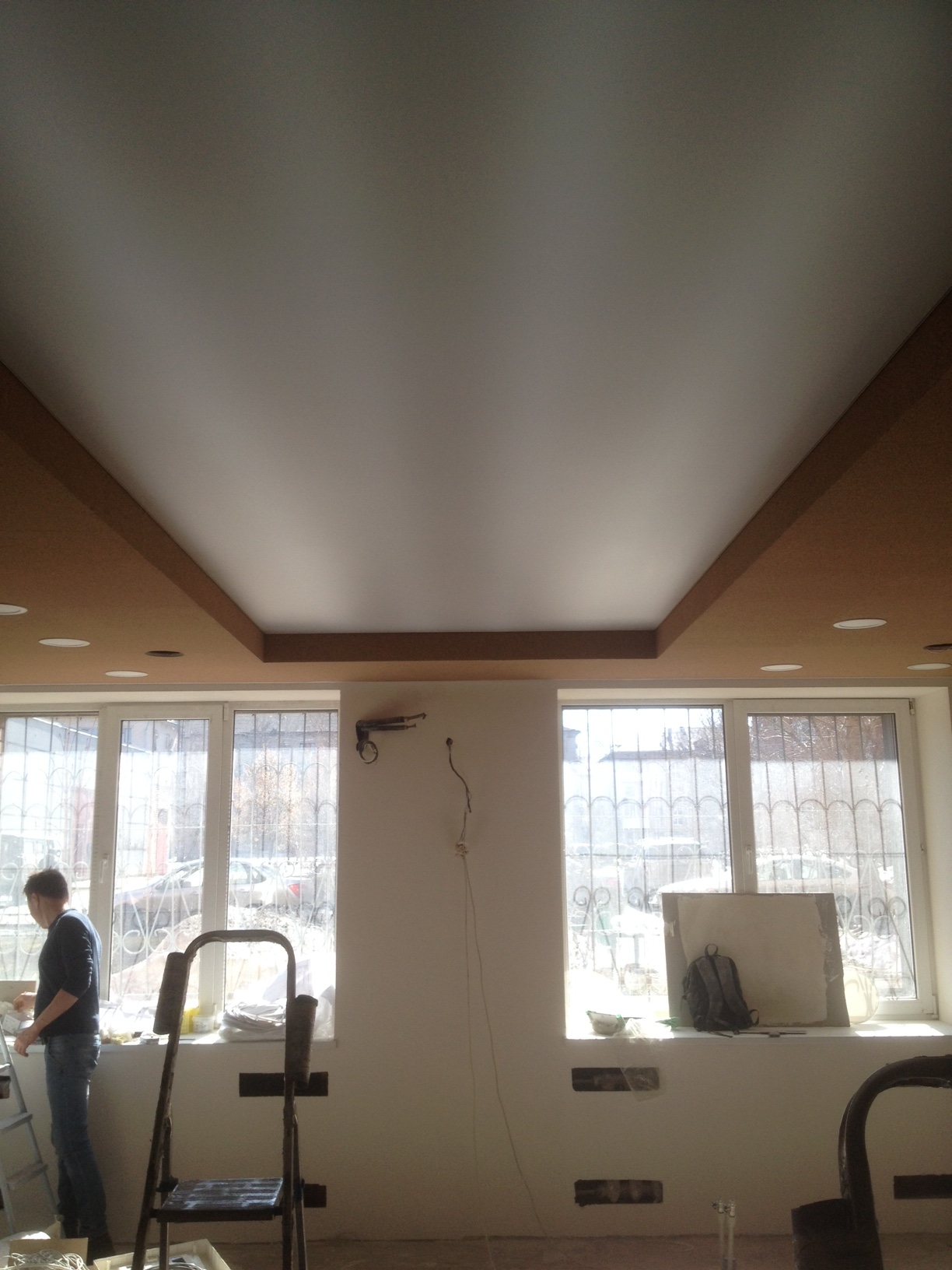 Неравномерное освещение светового натяжного потолка.