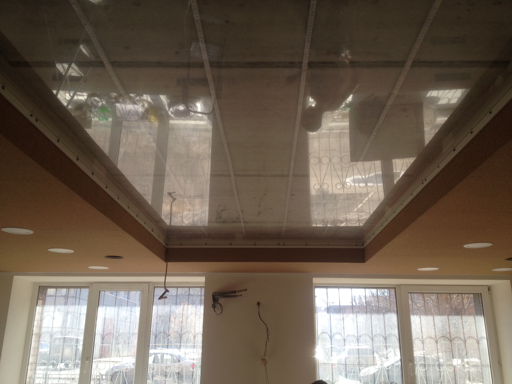 Натяжной потолок из прозрачной пленки.