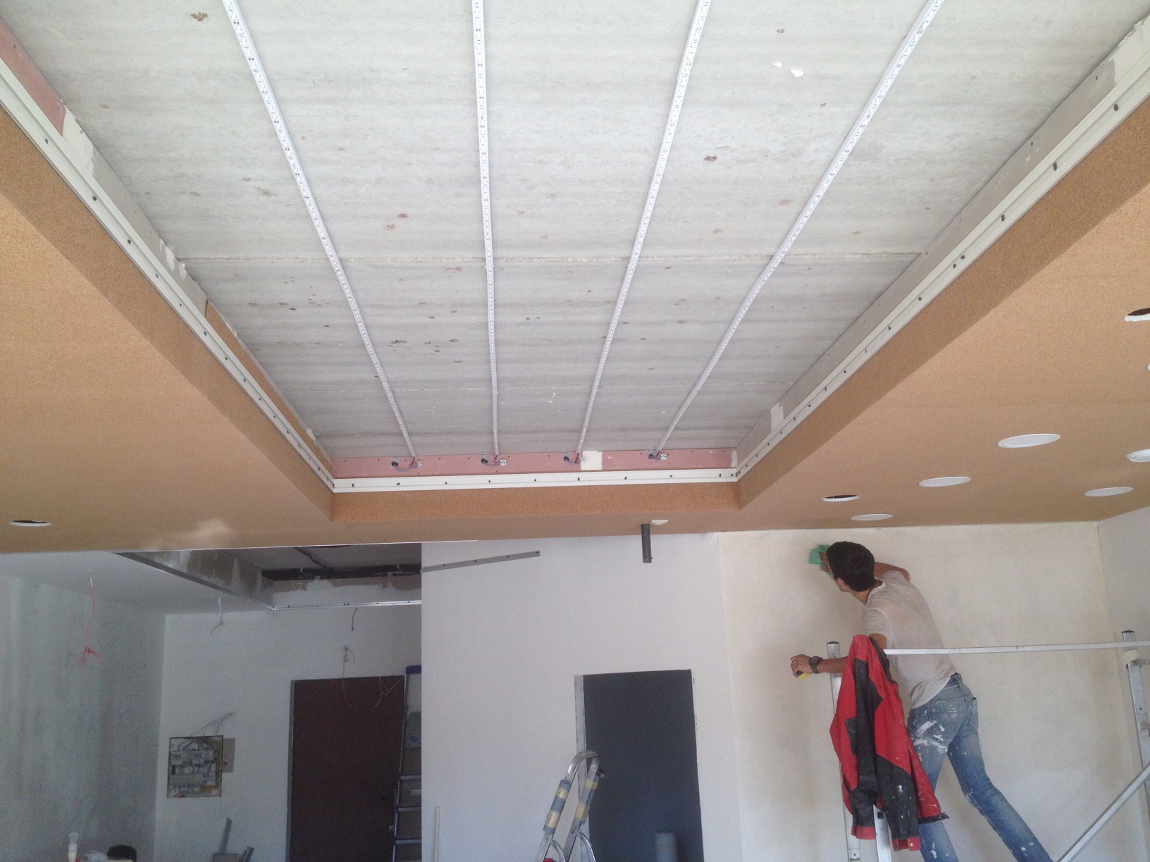 Светодиодная лента на бетонном потолке для основного освещения.