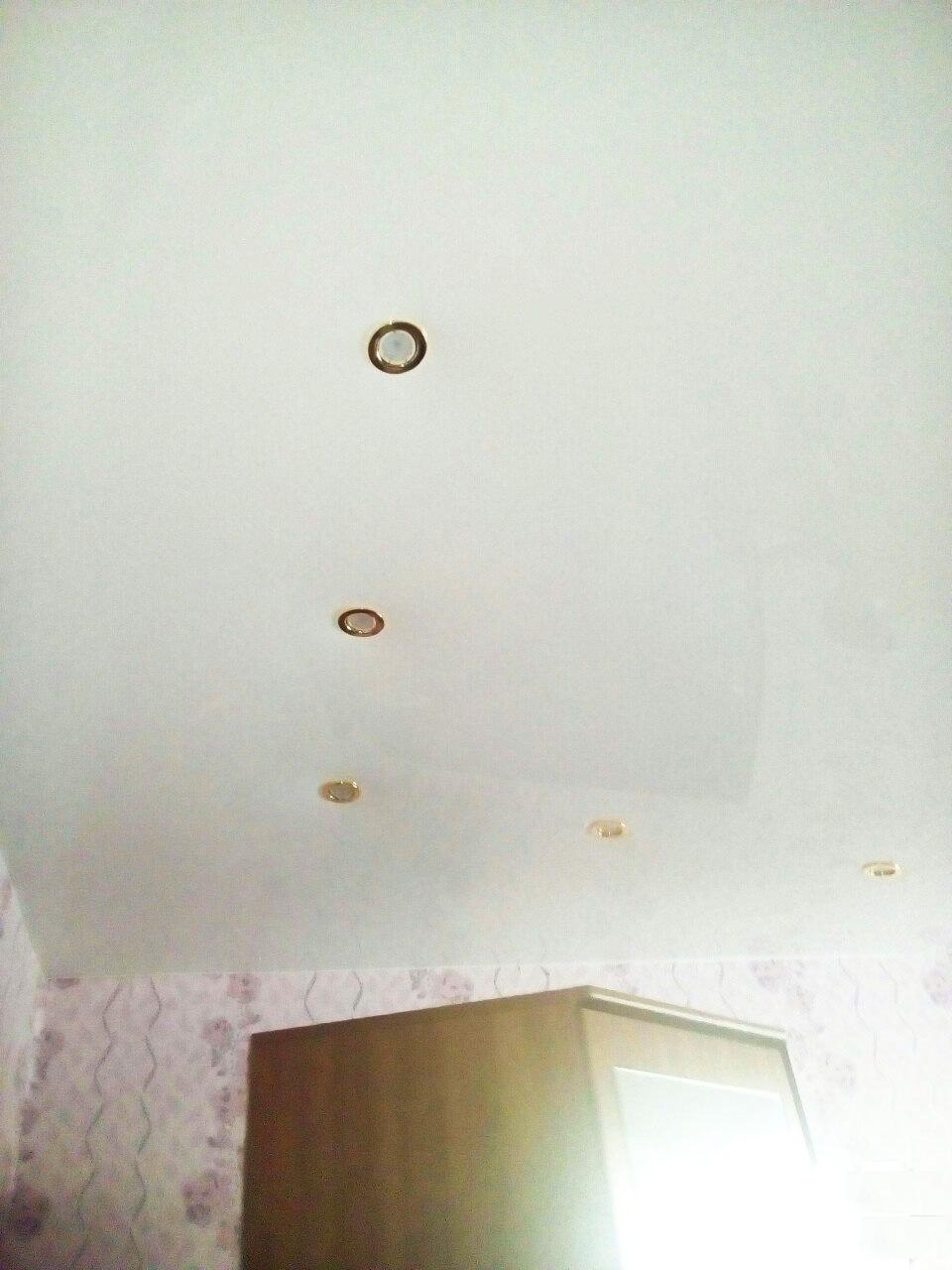 Белый лаковый натяжной потолок с точечными светильниками в детской.