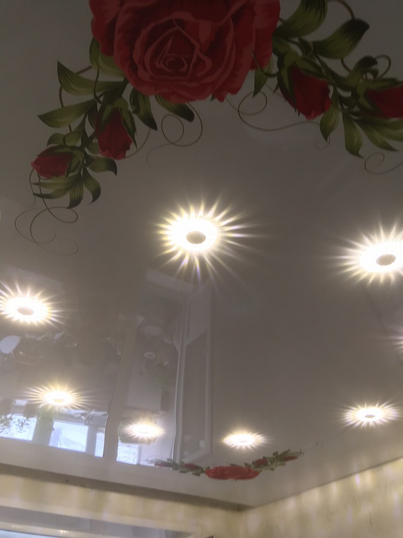 Точечные светильники FERON в спальной комнате с белым лаковым натяжным потолком с фотопечатью роз.