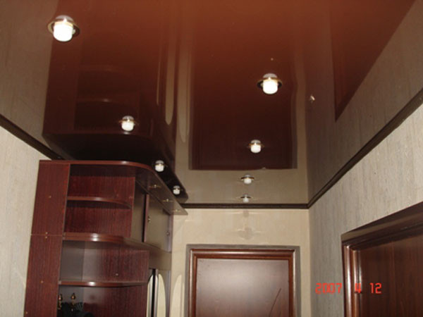 Часть потолочных светильников перекрыты верхней столешницей шкафа.