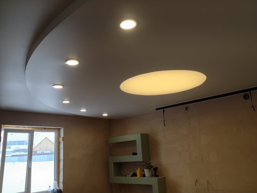Матовый натяжной потолок в 2-уровнях со светящимся кругом.