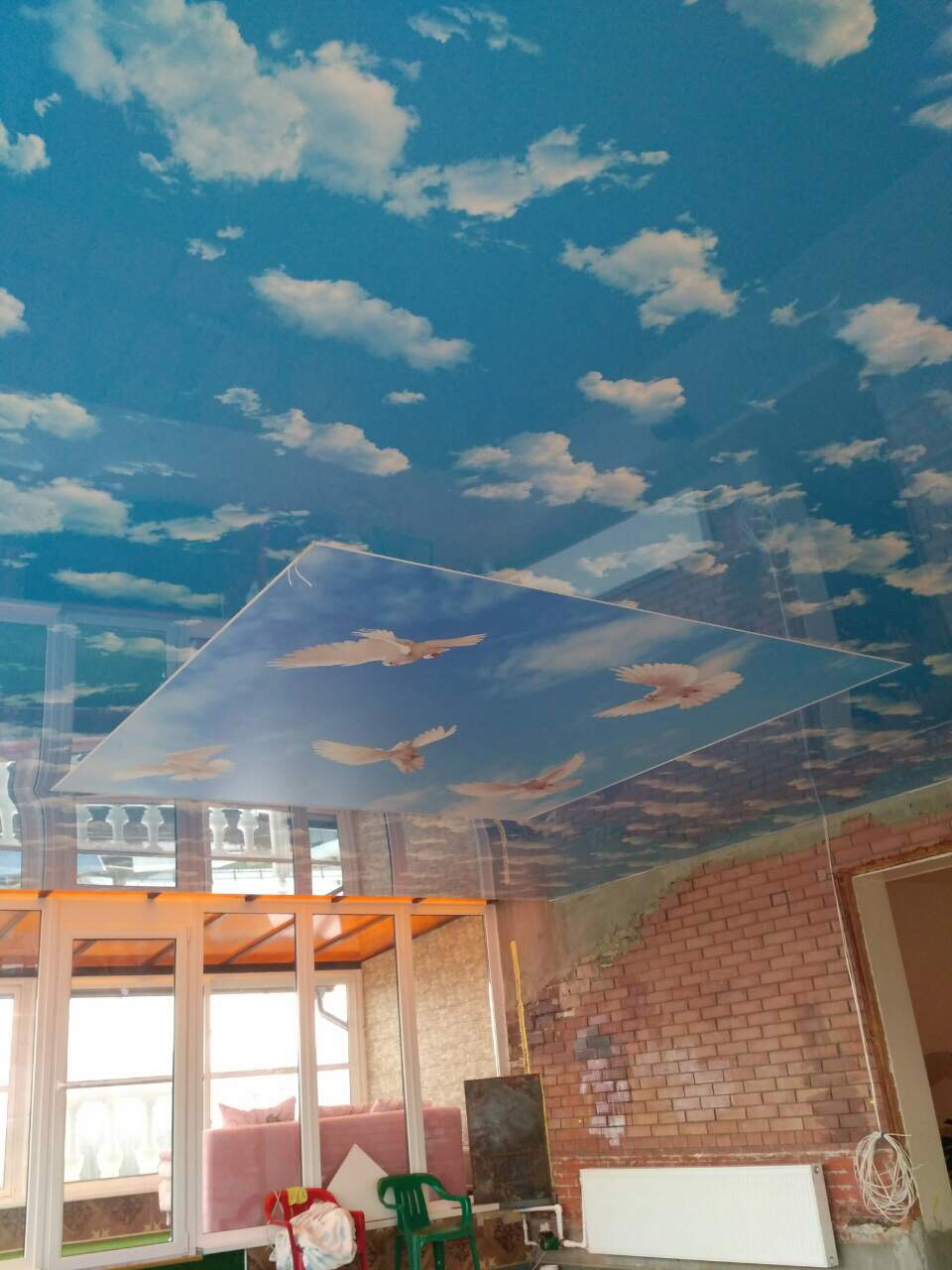 Комбинированный натяжной потолок из фактуры облака с фотопечатью.