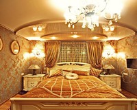 Классический дизайн спальни с многоуровневыми натяжными потолками.