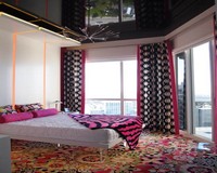 Контрастный дизайн спальни с черным потолком.