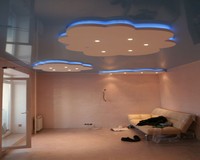 Рукотворные облака из гипсокартона на голубом лаковом натяжном потолке фото.