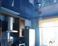 Синий глянцевый натяжной потолок на кухне лучше использовать, если окна выходят на солнечную южную сторону.