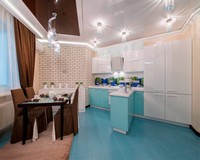 Красивый дизайн светлой кухни с контрастным коричневым глянцевым натяжным потолком и шторами.