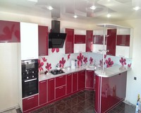 Белая лаковая фактура пленки универсальна для любого помещения.