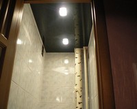 Трубы канализации в туалете не закрыты коробом, а декорированы под ствол берёзы.