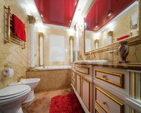 Классический дизайн ванной комнаты в красном, бежевом и белом цвете.