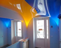 Арка из натяжного потолка с комбинацией цветов и подсветкой в углах.