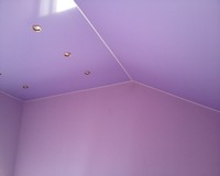 Белая окантовка фиолетовых натяжных потолков в мансарде.