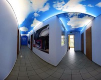 Натяжные потолки с фотопечатью светящегося неба с облаками в коридоре.