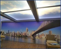 Светящееся дневное небо с облаками на натяжном потолке с фотообоями с изображением города.