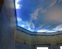 Небо с облаками на натяжном потолке, подсвеченные изнутри.