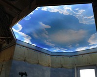 Подсвеченное изнутри небо с облаками на натяжном потолке в эркере.