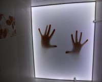 Руки на потолке - фотопечать на полупрозрачной пленке со скрытой светодиодной подсветкой.