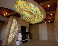 Вставка в стену и гипсоокартон натяжного потолка с изображением витражного стекла.