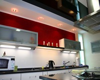 Замшевая фактура натяжного потолка красного цвета на стене в кухне.