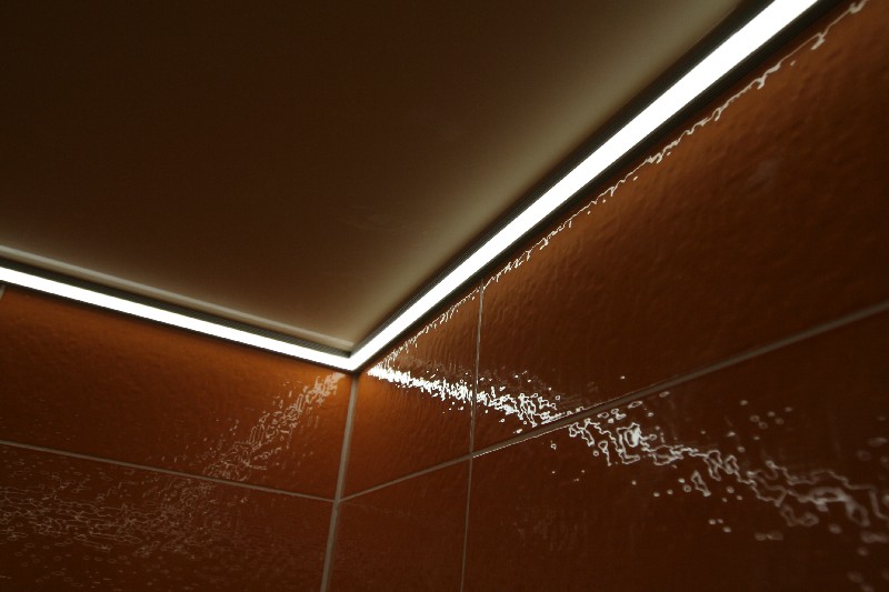 Освещение периметра натяжного потолка светодиодной лентой в алюминиевом карнизе.