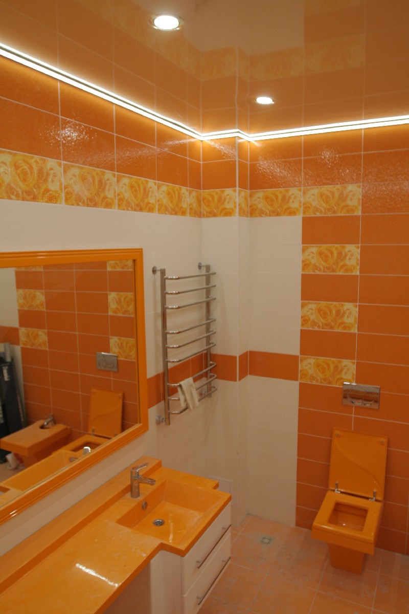 Подсветка периметра натяжного потолка в ванной комнате, фото.