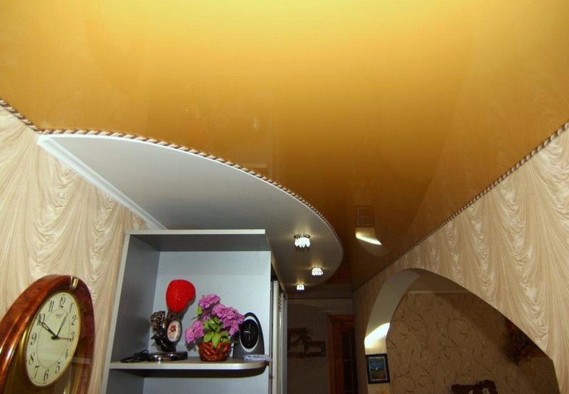 Бежево-золотой шнур с желтым лаковым натяжным потолком фото.
