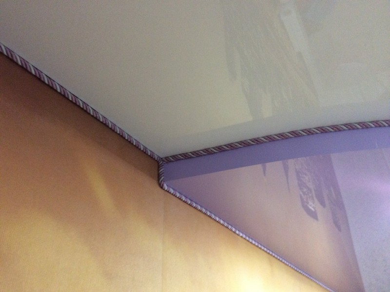 Фиолетовый кант на двухуровневом натяжном потолке.