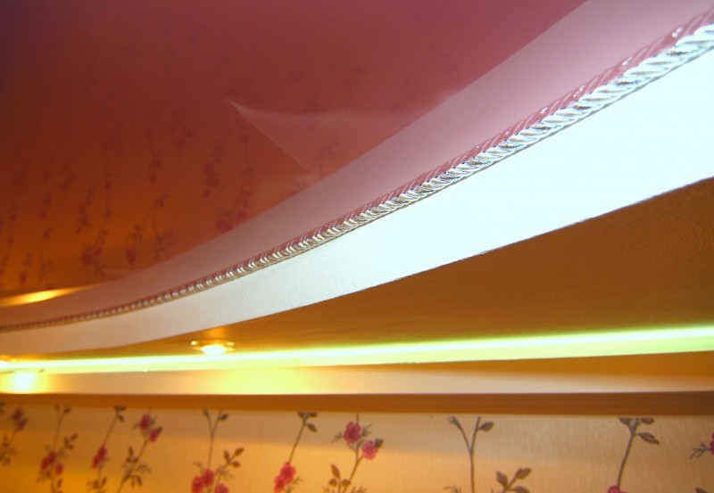 Фото декоративного шнура серебро с розовым лаковым натяжным потолком.