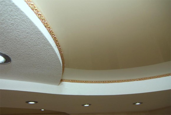 Золотой шнур  с лаковым бежевым натяжным потолком с ГКЛ.