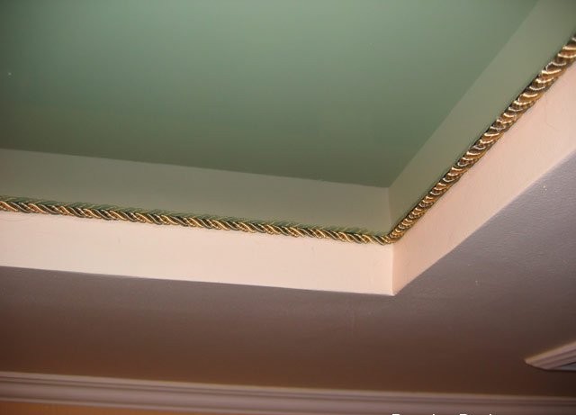 Фото Золотой шнур с лаковым зеленым натяжным потолком на гипсе.