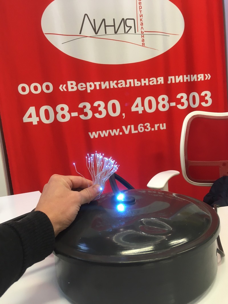 Проектор эффекта "полярное сияние" на столе дополнительного офиса компании в ТЦ "МегаСТРОЙ" на Громовой 33, Тольятти.