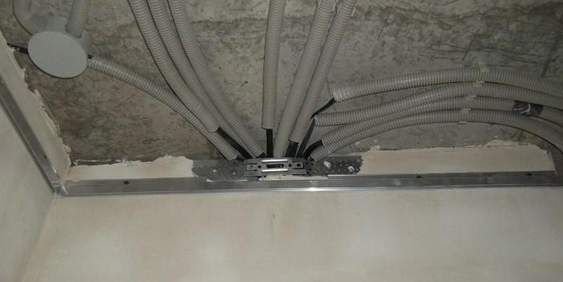 Наличие электропроводки, распаячных коробок и других коммуникаций не позволяют поднять натяжной потолок максимально высоко.