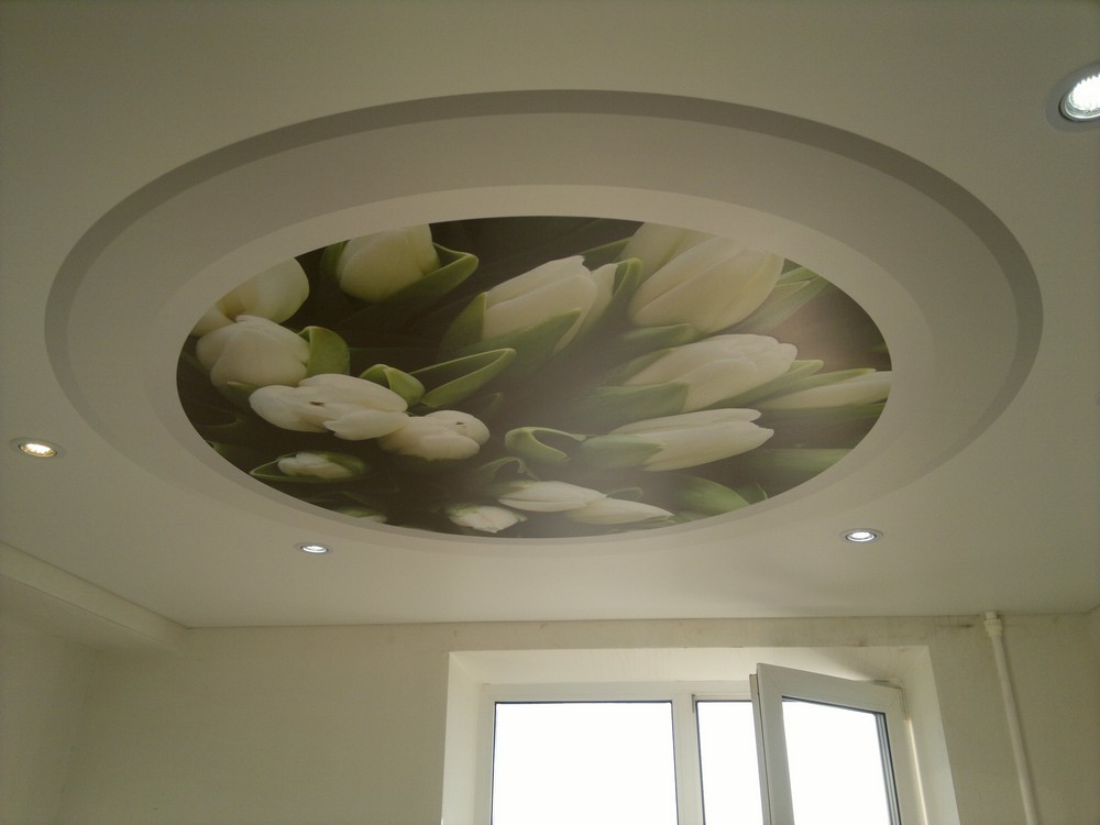 Имитация двухуровневого натяжного потолка нанесением фотопечати с изображением рамки с тенями.