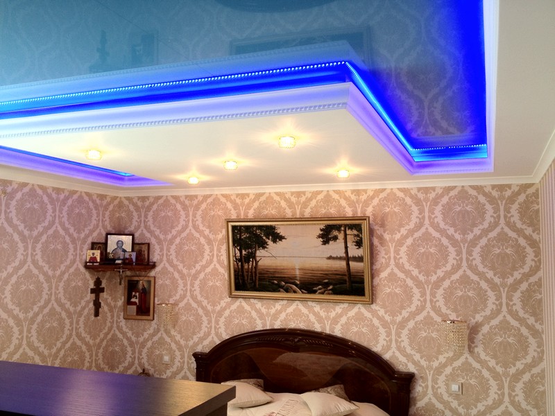 Голубой глянцевый натяжной потолок с карнизом для подсветки.