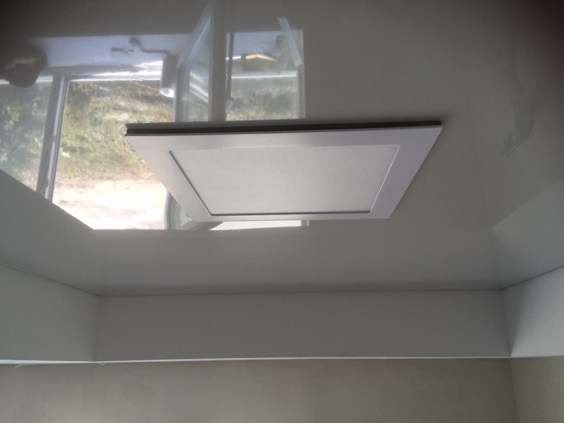 Зазор между натяжным потолком и светильником квадратной формы.