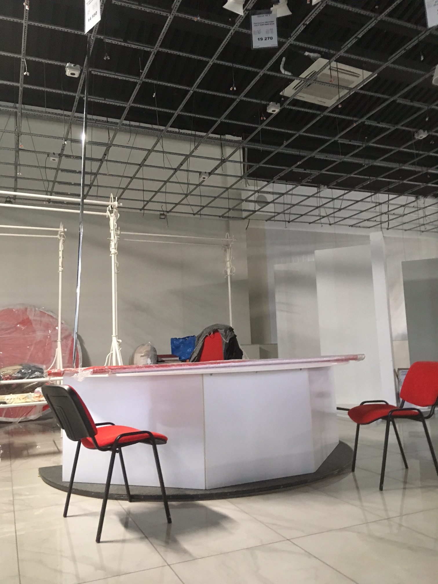 Полукруглый стол, сделанный на заказ, для точки продаж в торговых центрах. Полукруглый стол, сделанный на заказ, для точки продаж в торговых центрах.