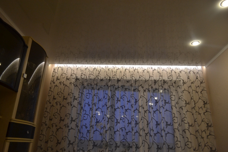 Подсветка штор в нише натяжного потолка фото.