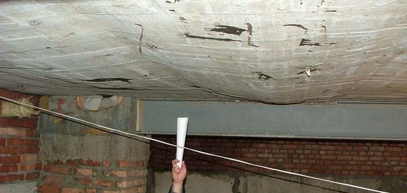 Провисание бетонного потолка не позволит натяжной установить максимально высоко.