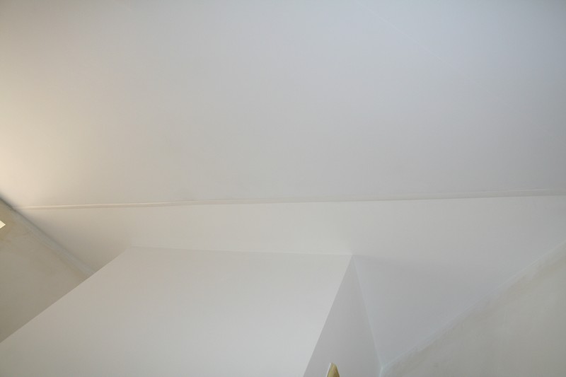 Белый матовый натяжной потолок в одной плоскости с гипсокартоном.