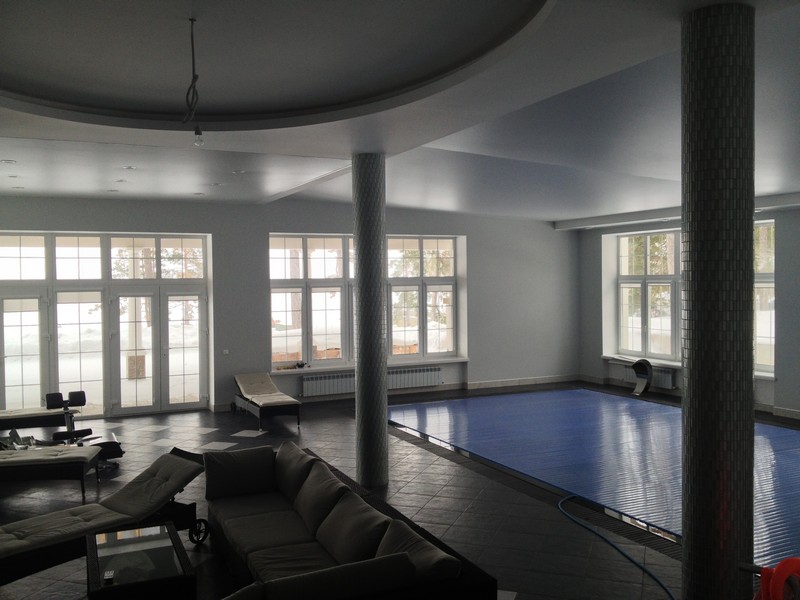 Белый сатиновый натяжной потолок в одной плоскости с гипсокартонным в бассейне.