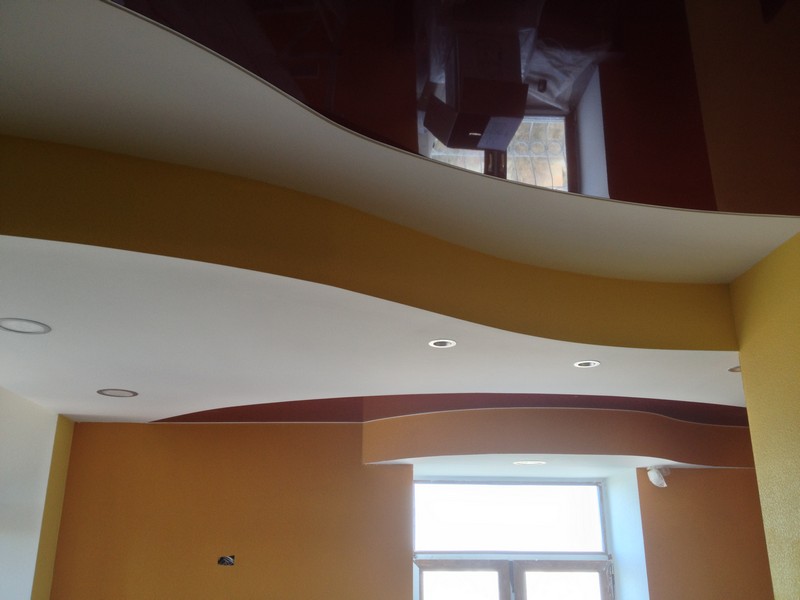 Вставки натяжного потолка закреплены в нижний край многоуровневого гипсокартонного.