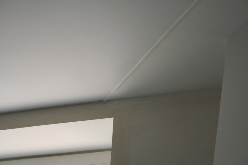 Заглушка натяжного потолка с примыканием к гипсокартону в одном уровне.