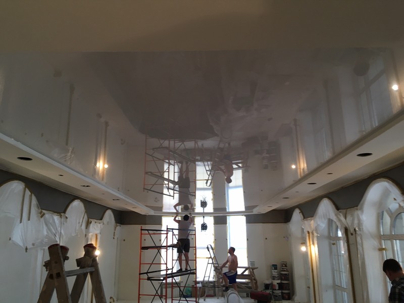 Белый глянцевый натяжной потолок в гипсокартонном со ступенькой 5 сантиметров.